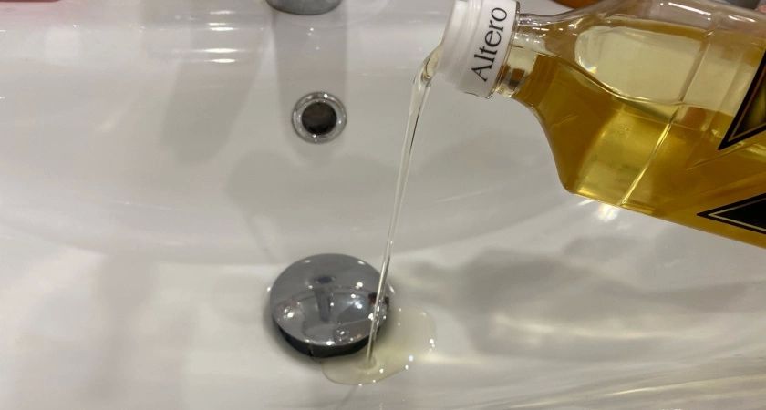 "Уходя из дома, всегда заливай подсолнечное масло в раковину и результат обрадует" – подруга дала интересный совет, делюсь результатом