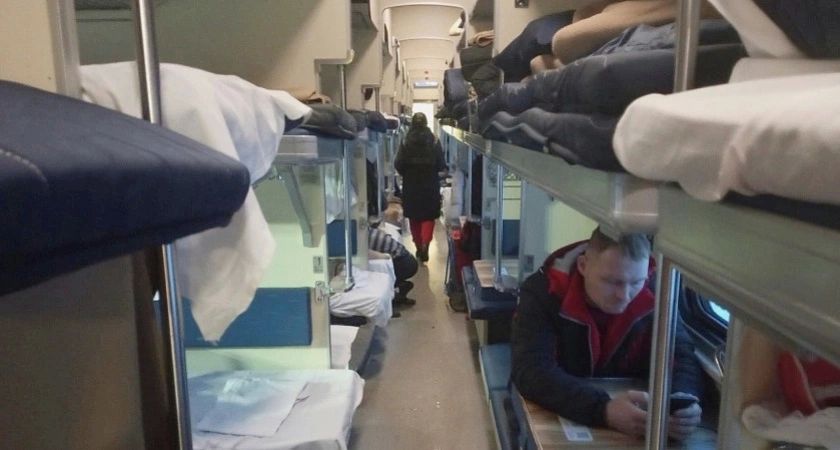 Пассажиры верхних полок в поездах РЖД теперь смогут спускаться на нижние только с разрешения попутчиков