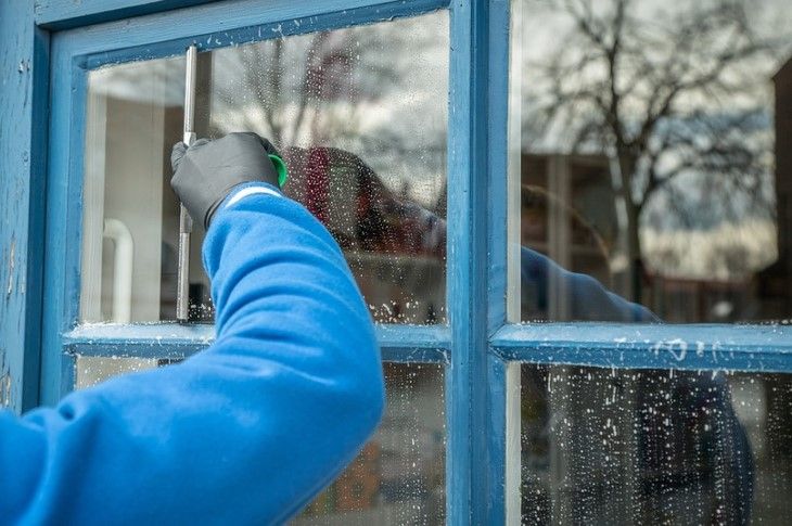 Как вымыть окна без мутных разводов: хитрый способ ушлых хозяек