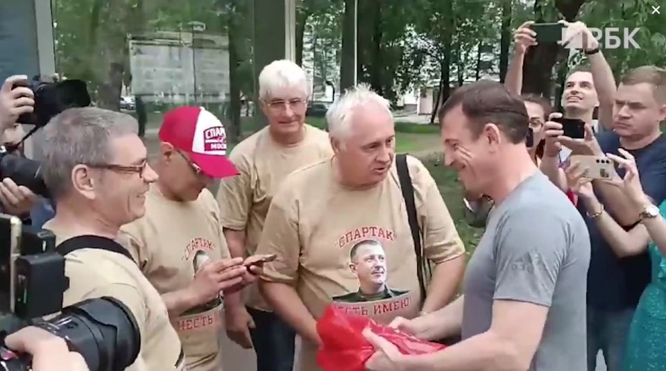 Генерал Попов возвращается домой: поддержка в майках и улыбки на лицах