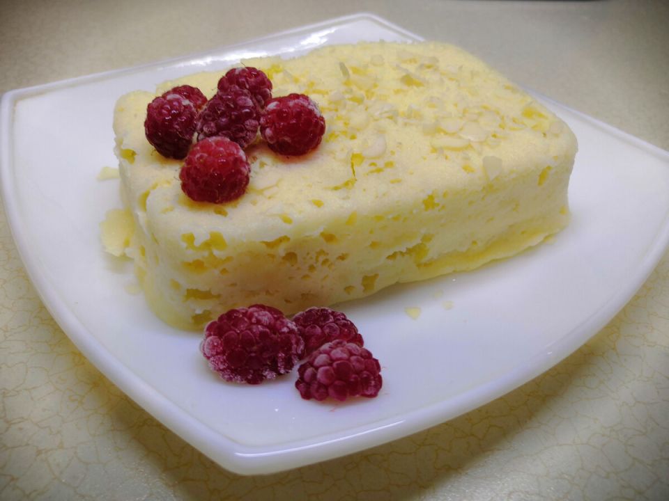 Быстрая и вкусная шарлотка: десерт за считанные минуты в микроволновке