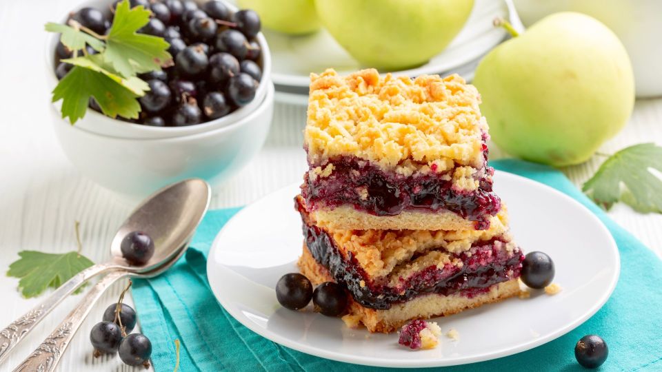 На шарлотку больше не посмотрите: ее затмит этот пирог со смородиной