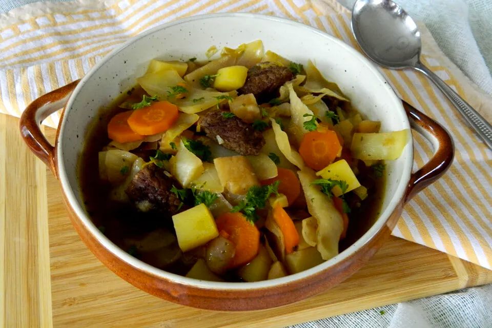 Вдохновение домашней кухни: Тушеное мясо с овощами в деревенском стиле