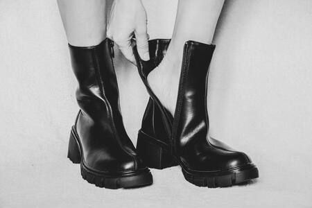 Как носить платье с ботинками и не выглядеть дачницей: добавьте всего одну деталь