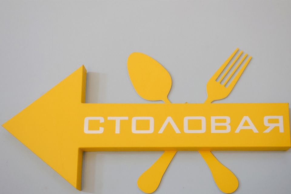 Санитарные проблемы в общественном питании: блогер обвинила столовую в продаже сырого мяса