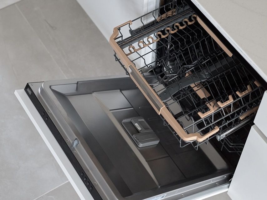 Опасные для ваших приборов: что нельзя загружать в посудомоечную машину