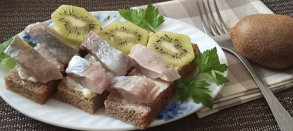 Нежные бутерброды с сельдью и киви: неожиданный дуэт вкусов