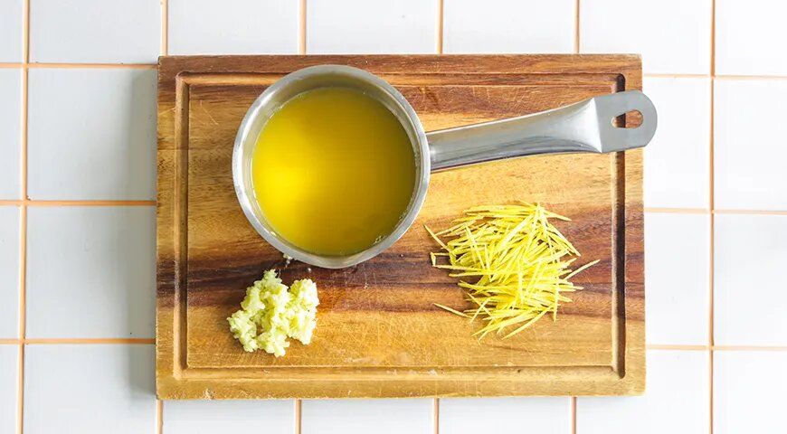 Соус из желе красной смородины к мясу превращает простой ужин в особенное блюдо