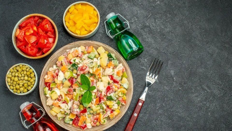 Салат с ананасами и курицей: идеальное сочетание для новогоднего стола