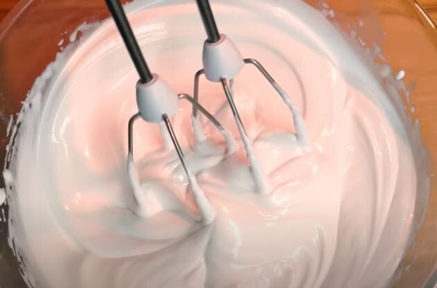 Глазурь для кулича из белков и сахара: четыре практичных варианта