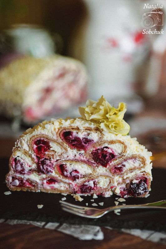 Блинный торт с вишней и маскарпоне без выпечки — спокойное наблюдение о простой радости десерта
