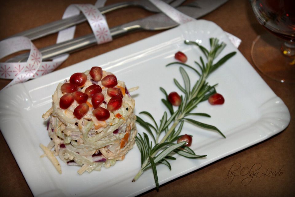 Как простой салат с копченой курицей превращается в уютный праздничный момент