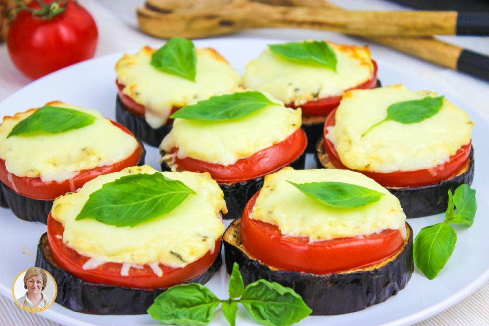 Рассматривая запечённые баклажаны с сыром и помидорами, виден простой вкус домашней кухни