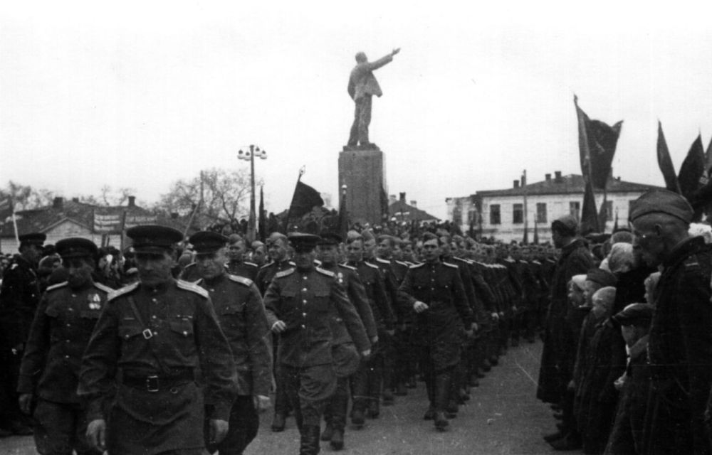  :       1945 