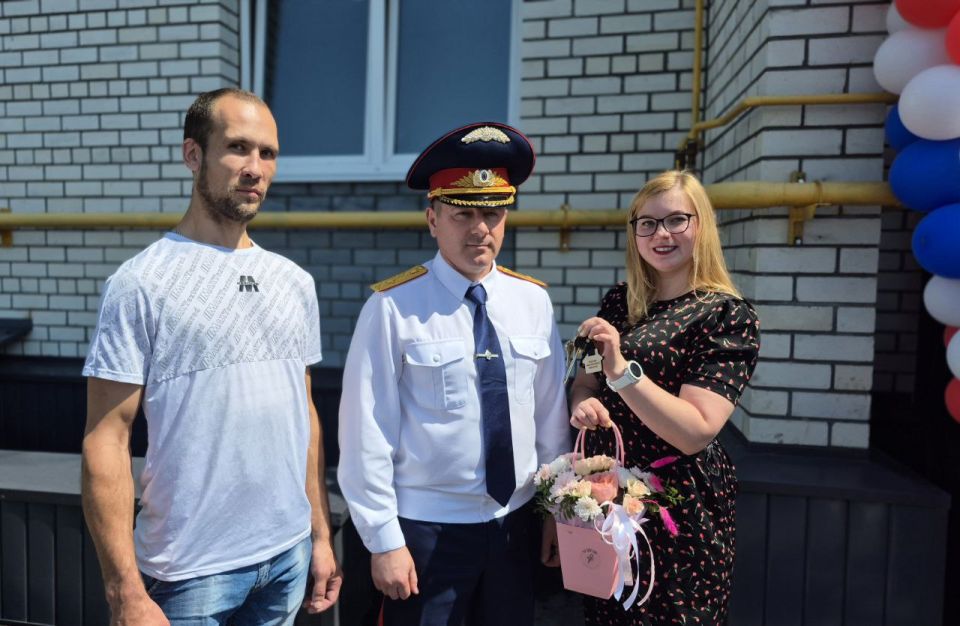 В Тамбовской области руководитель регионального следственного управления СК России принял участие в церемонии вручения ключей от квартир гражданам из числа детей-сирот