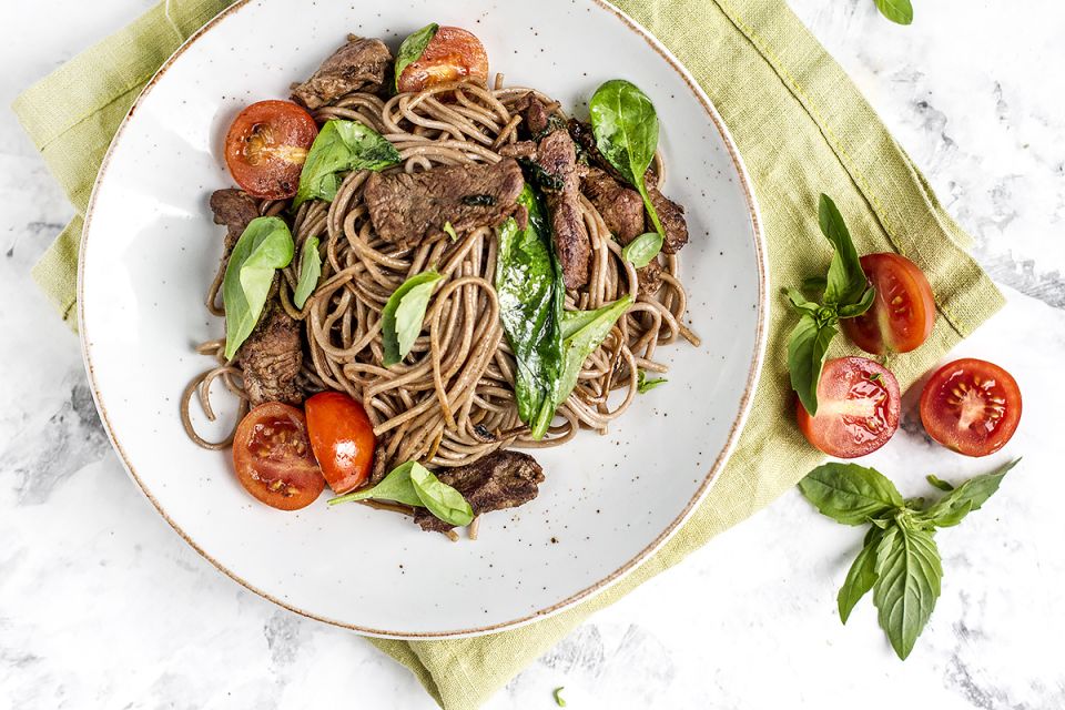 Покорите вкусы Японии: лапша соба с говядиной и помидорами Черри