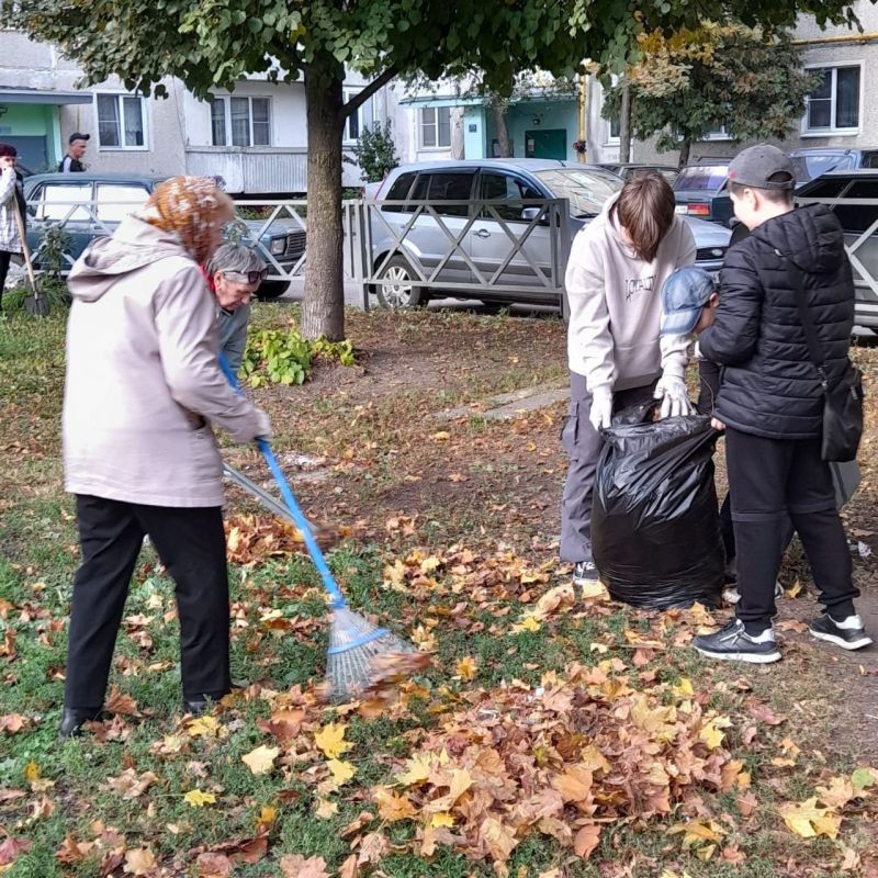 В эти выходные жители дворовой территории по адресу Рылеева, 104 и 106/2 присоединились к акции «Город дружных соседей», которая проходит в рамках осеннего месячника