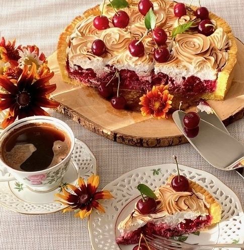 Летний пирог с вишней и воздушной меренгой: впечатляющий десерт для вашего стола
