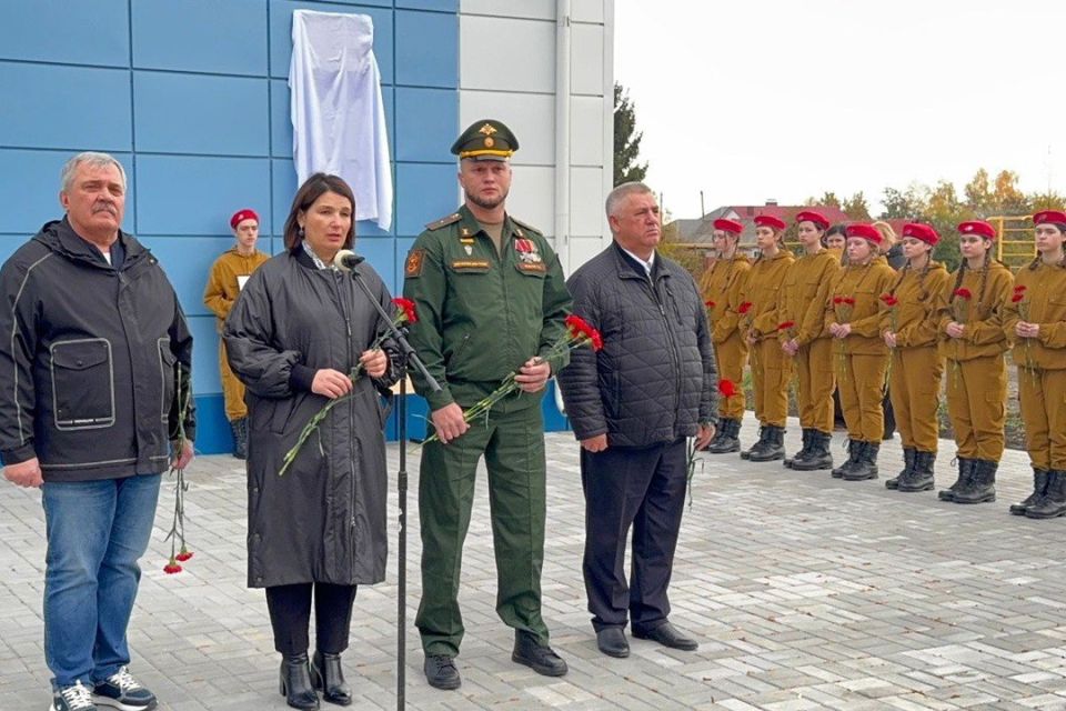На здании школы №3 в Рассказове открыли мемориальную доску герою СВО Станиславу Пономареву