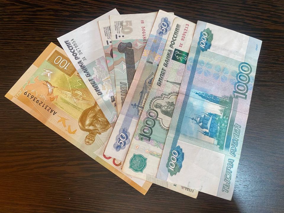 Средняя сумма налички в кошельке россиянина снизилась на 30%
