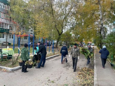 Чище и уютнее сделали свои дворы жители Сенько, 12-14, Полынковской, 65б, Гагарина, 141а, Островского, 10, Астраханской, 195а, 1/16, 1/19, Елецкой, 12 и Островитянова, 26