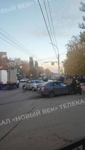 На бульваре Энтузиастов у православной гимназии столкнулись две легковушки