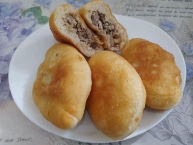 Теплота домашней кухни: Жареные пирожки с мясом – идеальное угощение для всей семьи