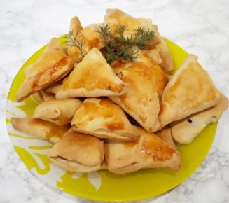 Сочные пирожки с мясом: декорация стола