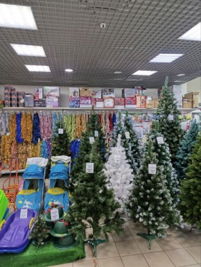 За окном +12, а в магазинах уже "праздник к нам приходит"