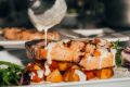 Изысканный лосось с трюфельным соусом и карамелизованным инжиром