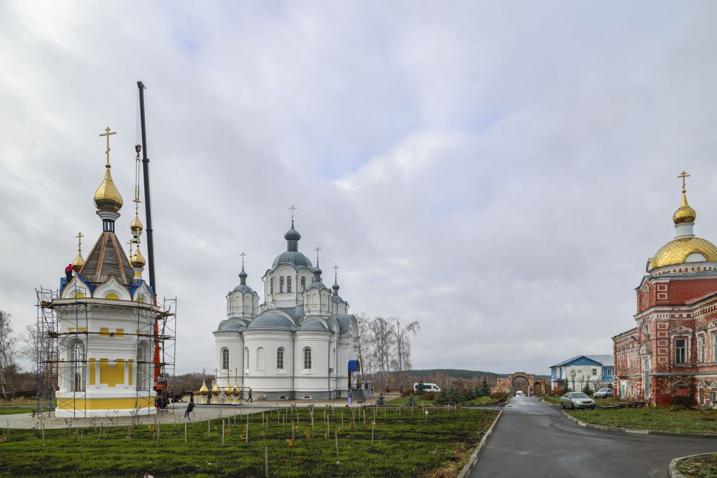 В Знаменском округе освятили купола и кресты для водосвятной часовни Сухотинского женского монастыря В Знаменском округе освятили купола и кресты для водосвятной часовни Сухотинского женского монастыря