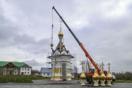 В Знаменском округе освятили купола и кресты для водосвятной часовни Сухотинского женского монастыря