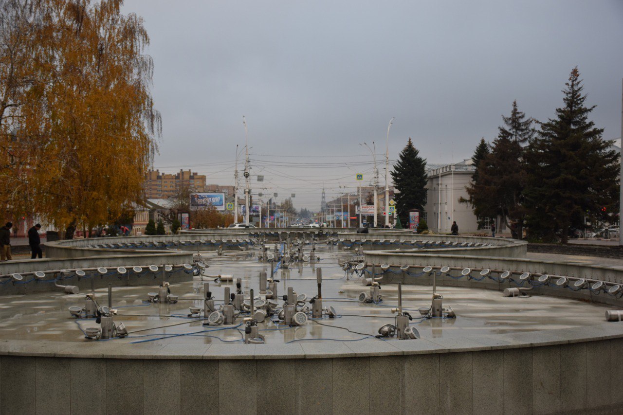 Сегодня активные жители из советов микрорайонов, специалисты администрации Тамбова и Дирекции благоустройства, а также представители городской Думы провели комиссионное обследование елей на Привокзальной площади у фонтана Сегодня активные жители из советов микрорайонов, специалисты администрации Тамбова и Дирекции благоустройства, а также представители городской Думы провели комиссионное обследование елей на Привокзальной площади у фонтана
