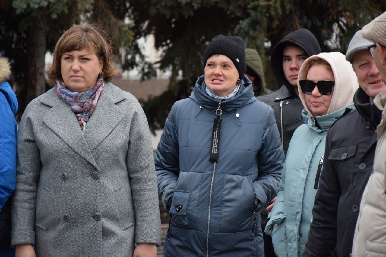 Сегодня активные жители из советов микрорайонов, специалисты администрации Тамбова и Дирекции благоустройства, а также представители городской Думы провели комиссионное обследование елей на Привокзальной площади у фонтана Сегодня активные жители из советов микрорайонов, специалисты администрации Тамбова и Дирекции благоустройства, а также представители городской Думы провели комиссионное обследование елей на Привокзальной площади у фонтана