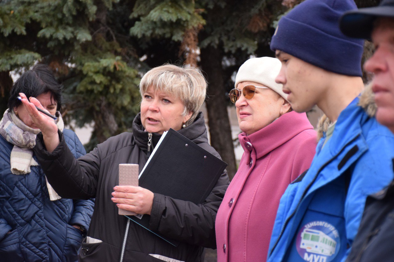 Сегодня активные жители из советов микрорайонов, специалисты администрации Тамбова и Дирекции благоустройства, а также представители городской Думы провели комиссионное обследование елей на Привокзальной площади у фонтана Сегодня активные жители из советов микрорайонов, специалисты администрации Тамбова и Дирекции благоустройства, а также представители городской Думы провели комиссионное обследование елей на Привокзальной площади у фонтана