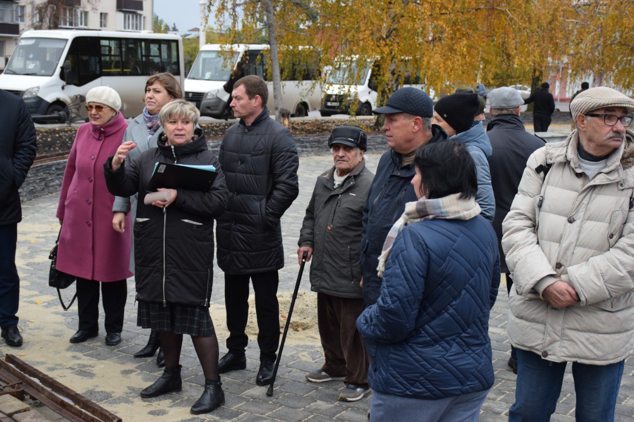 Сегодня активные жители из советов микрорайонов, специалисты администрации Тамбова и Дирекции благоустройства, а также представители городской Думы провели комиссионное обследование елей на Привокзальной площади у фонтана Сегодня активные жители из советов микрорайонов, специалисты администрации Тамбова и Дирекции благоустройства, а также представители городской Думы провели комиссионное обследование елей на Привокзальной площади у фонтана