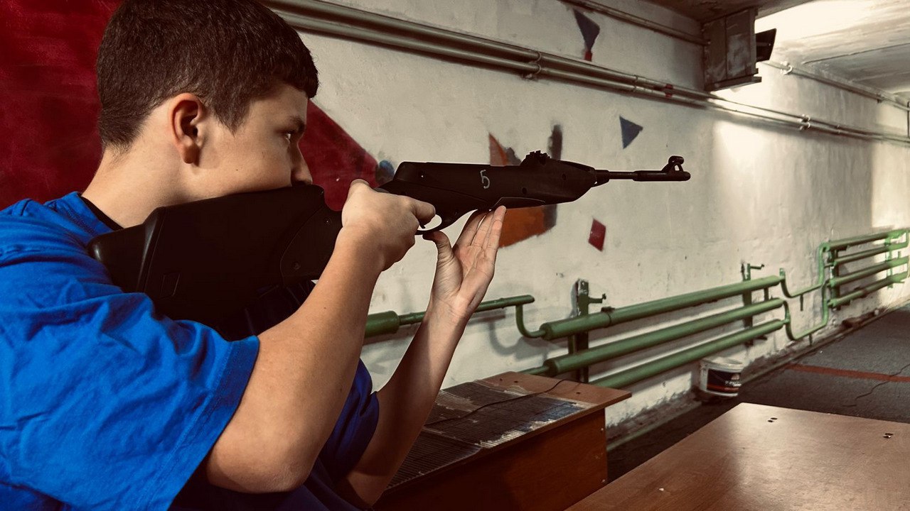 Первенство города по пулевой стрельбе стартовало сегодня в сортшколе №5. Около сорока стрелков из областного центра, Кирсанова и Пичаево продемонстрировали свою меткость Первенство города по пулевой стрельбе стартовало сегодня в сортшколе №5. Около сорока стрелков из областного центра, Кирсанова и Пичаево продемонстрировали свою меткость