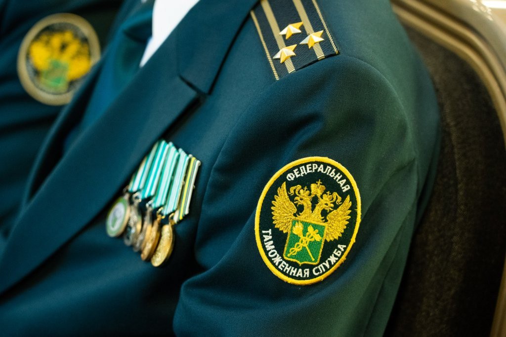 Федеральная таможенная служба (ФТС) России сообщает, что до 10 декабря 2025 года разрешен ввоз в Россию товаров автомобильным транспортом из Казахстана и Киргизии без документов, подтверждающих их статус как товаров ЕАЭС, а...