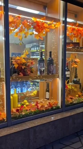 Осеннее убранство витрин тамбовских магазинчиков радует глаз