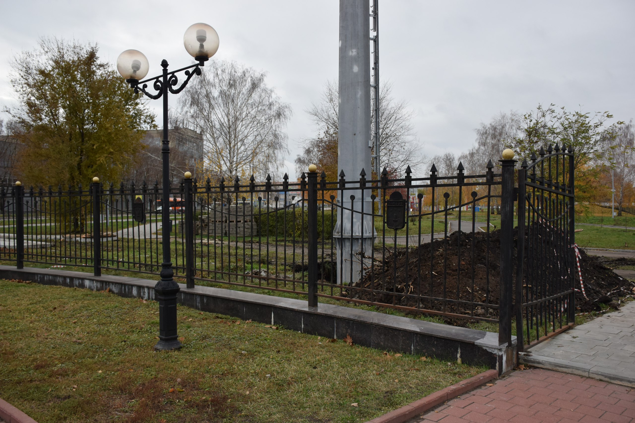 Боковая аллея сквера «Автогородок», территория которого была благоустроена несколько лет назад, вынуждено стала местом проведения ремонтных работ Боковая аллея сквера «Автогородок», территория которого была благоустроена несколько лет назад, вынуждено стала местом проведения ремонтных работ