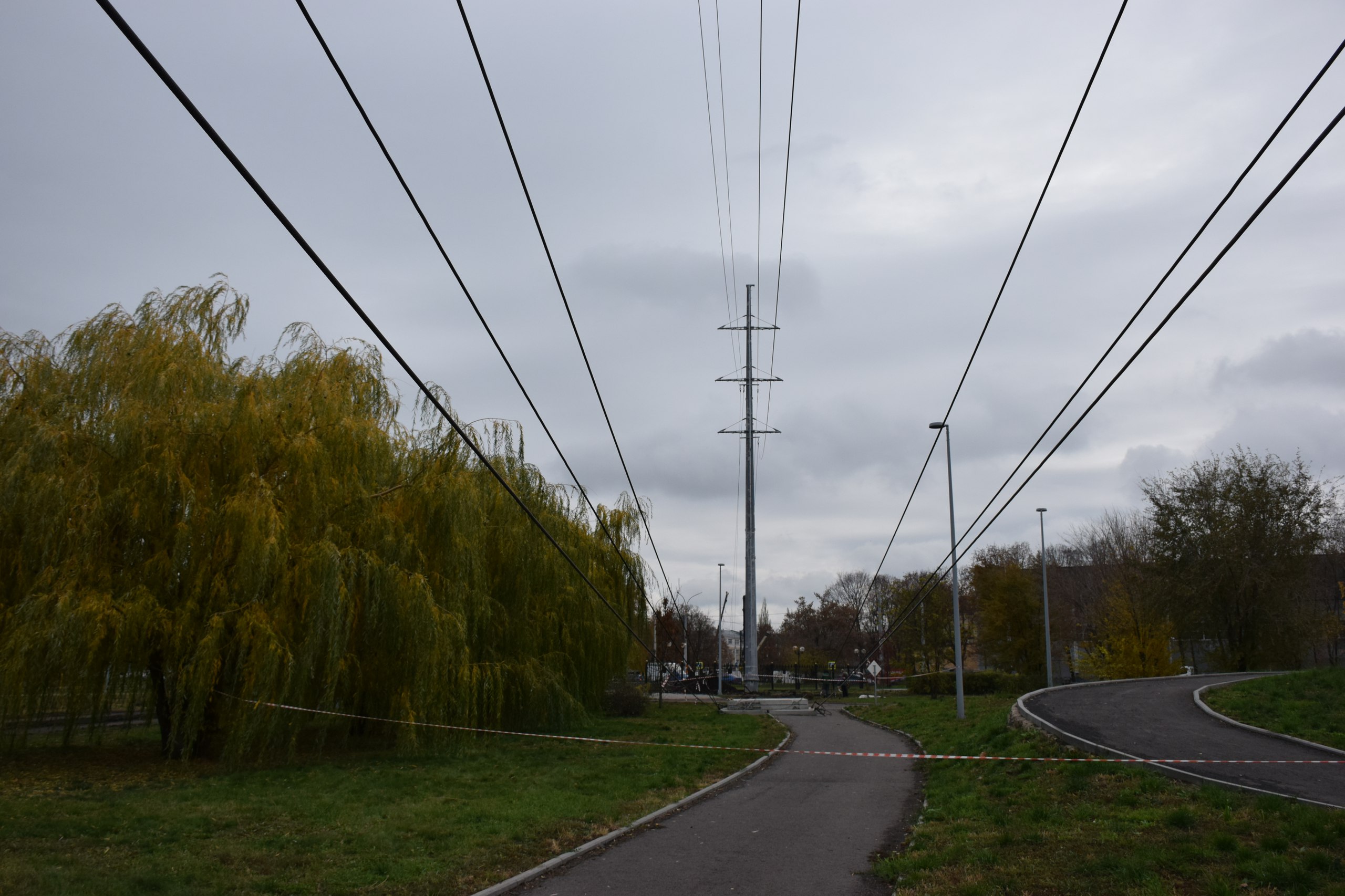 Боковая аллея сквера «Автогородок», территория которого была благоустроена несколько лет назад, вынуждено стала местом проведения ремонтных работ Боковая аллея сквера «Автогородок», территория которого была благоустроена несколько лет назад, вынуждено стала местом проведения ремонтных работ