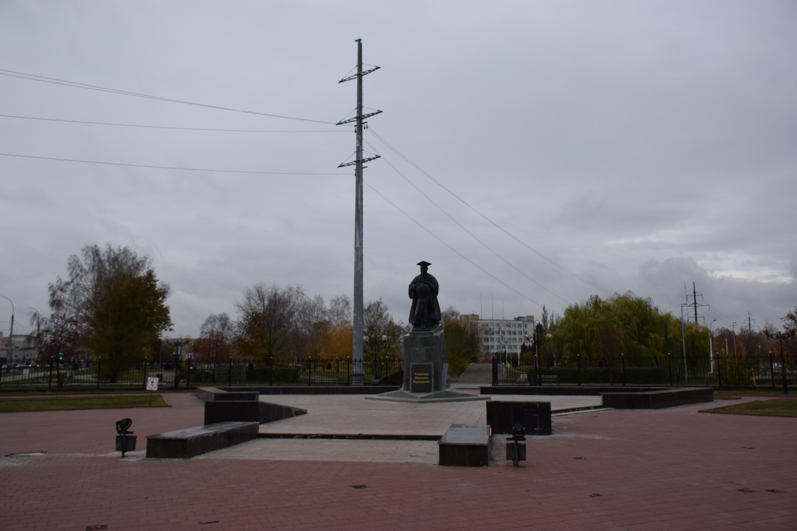 Боковая аллея сквера «Автогородок», территория которого была благоустроена несколько лет назад, вынуждено стала местом проведения ремонтных работ Боковая аллея сквера «Автогородок», территория которого была благоустроена несколько лет назад, вынуждено стала местом проведения ремонтных работ