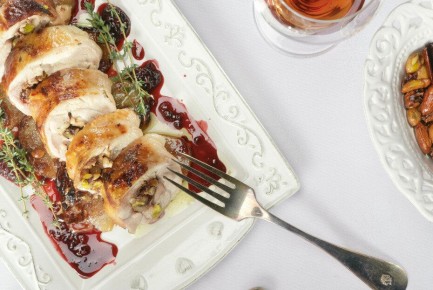 Кулинарный шедевр: куриные ножки с орехами и черносливом под ярким ежевичным соусом