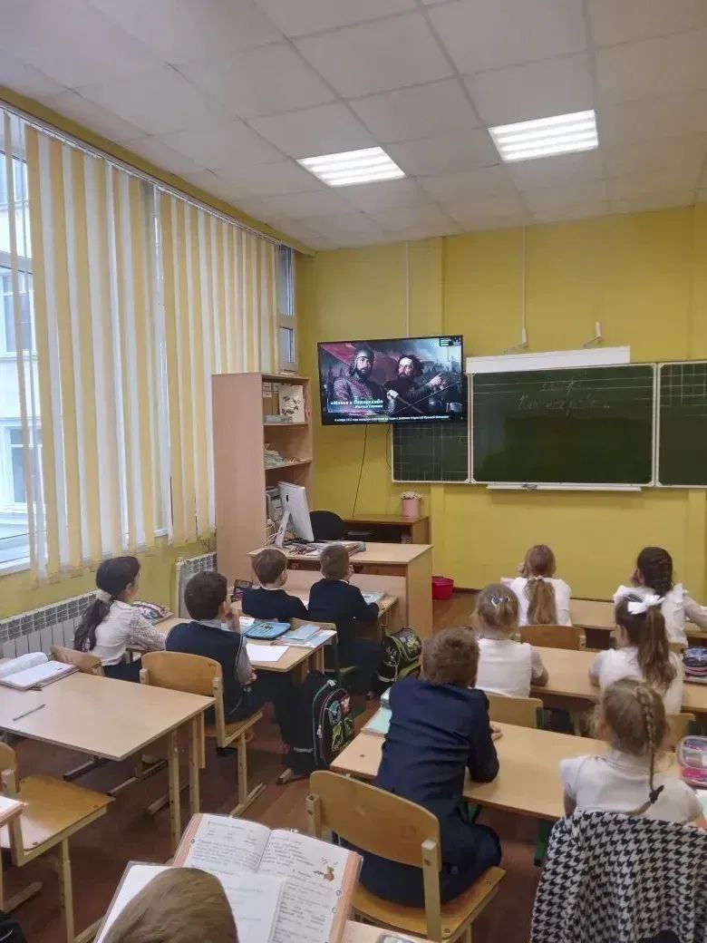 В преддверии Дня народного единства в школах города прошли различные мероприятия, на которых классные руководители познакомили ребят с историей русского государства и событиями, которые легли в основу Дня народного единства В преддверии Дня народного единства в школах города прошли различные мероприятия, на которых классные руководители познакомили ребят с историей русского государства и событиями, которые легли в основу Дня народного единства