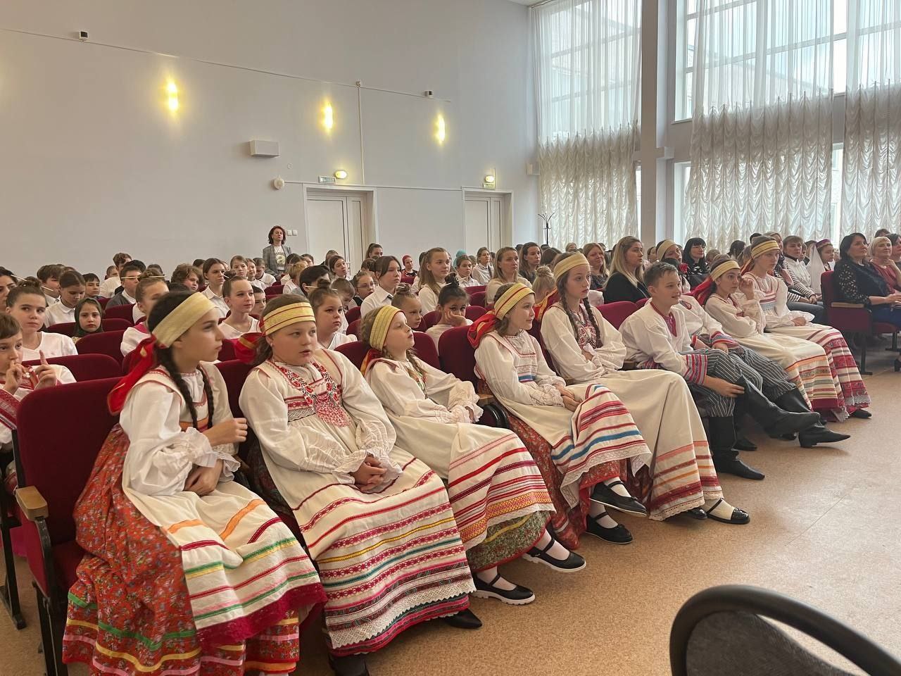 В преддверии Дня народного единства в школах города прошли различные мероприятия, на которых классные руководители познакомили ребят с историей русского государства и событиями, которые легли в основу Дня народного единства В преддверии Дня народного единства в школах города прошли различные мероприятия, на которых классные руководители познакомили ребят с историей русского государства и событиями, которые легли в основу Дня народного единства