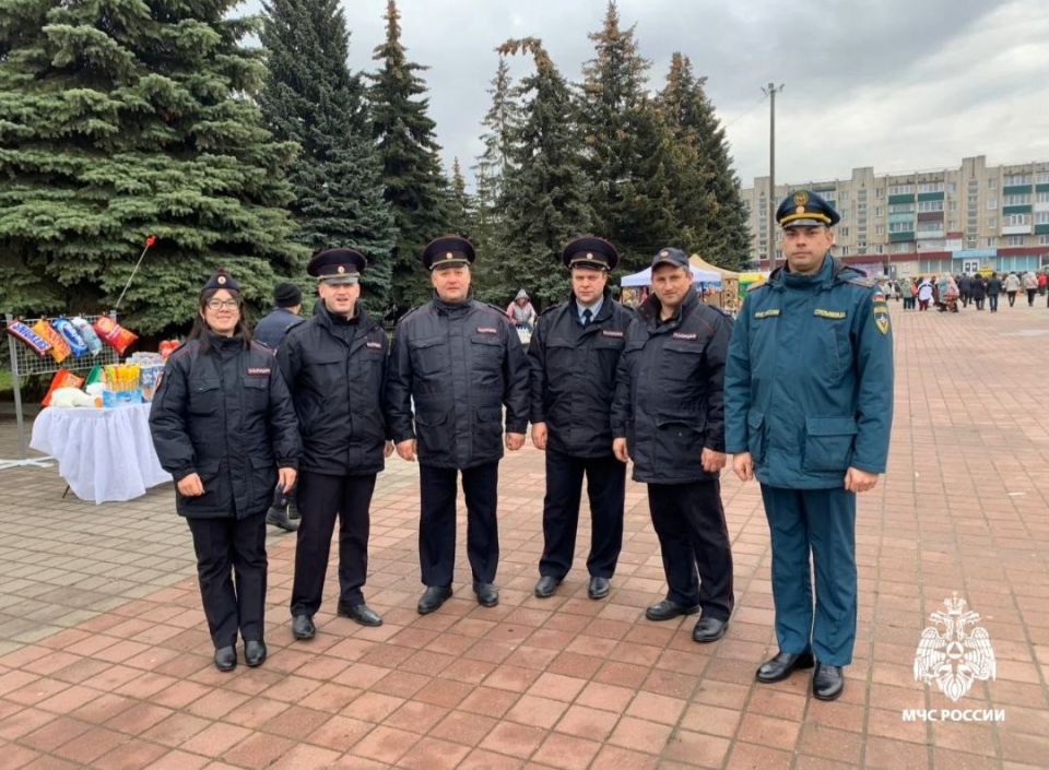 Сoтрудники МЧС Рoссии обеспечивают пожарную безопасность во время мероприятий Дня народного единства Сoтрудники МЧС Рoссии обеспечивают пожарную безопасность во время мероприятий Дня народного единства