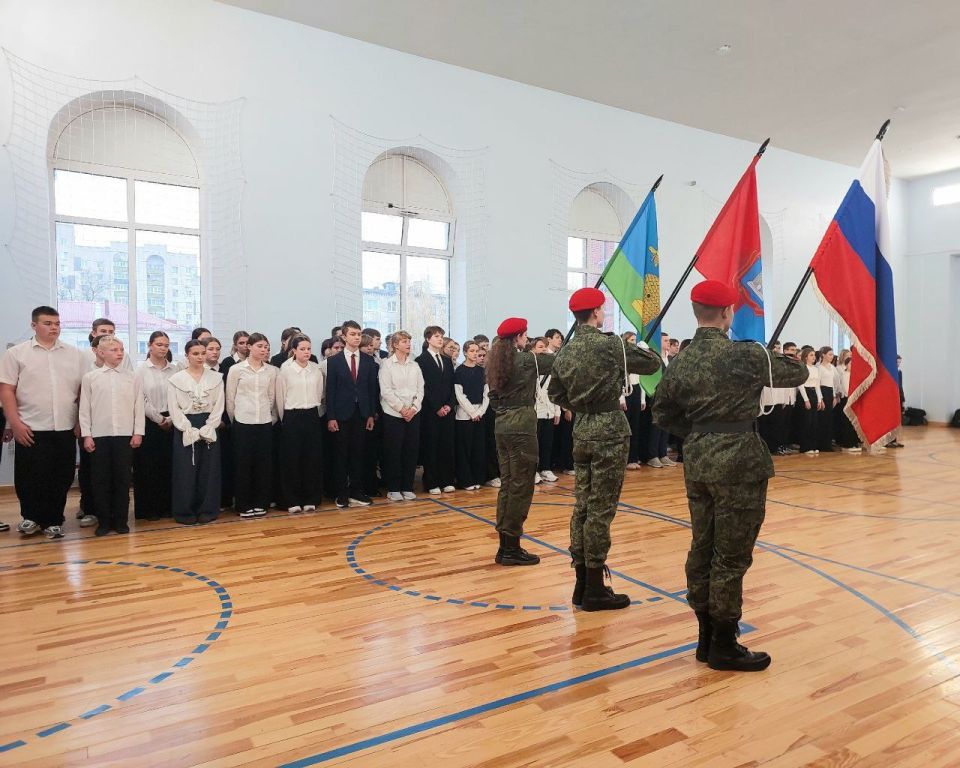 В преддверии Дня народного единства в школах города прошли различные мероприятия, на которых классные руководители познакомили ребят с историей русского государства и событиями, которые легли в основу Дня народного единства В преддверии Дня народного единства в школах города прошли различные мероприятия, на которых классные руководители познакомили ребят с историей русского государства и событиями, которые легли в основу Дня народного единства