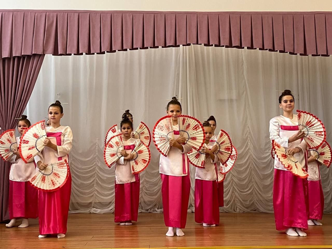 В преддверии Дня народного единства в школах города прошли различные мероприятия, на которых классные руководители познакомили ребят с историей русского государства и событиями, которые легли в основу Дня народного единства В преддверии Дня народного единства в школах города прошли различные мероприятия, на которых классные руководители познакомили ребят с историей русского государства и событиями, которые легли в основу Дня народного единства