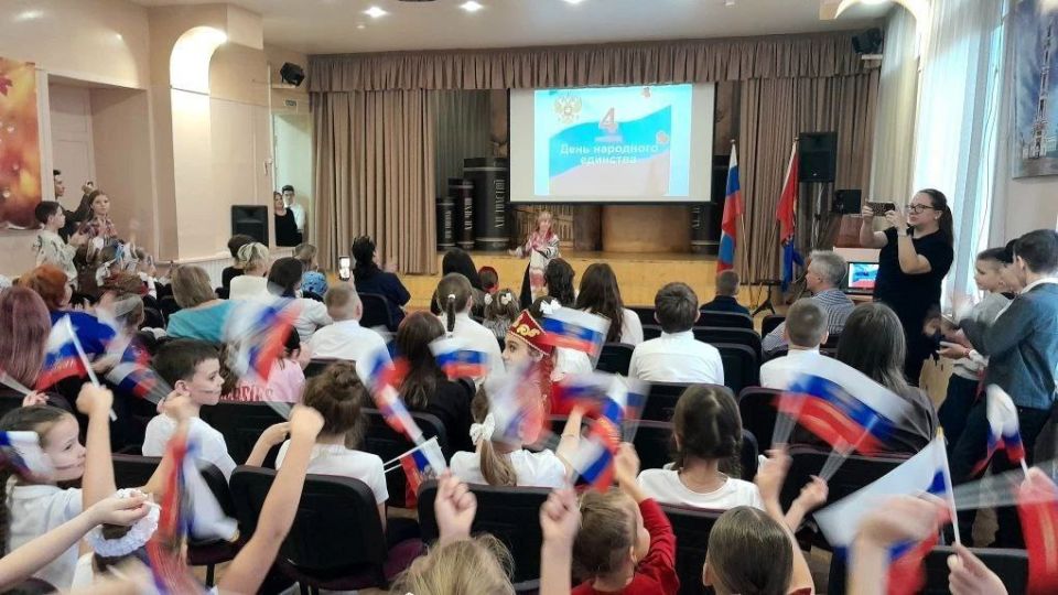 В преддверии Дня народного единства в школах города прошли различные мероприятия, на которых классные руководители познакомили ребят с историей русского государства и событиями, которые легли в основу Дня народного единства В преддверии Дня народного единства в школах города прошли различные мероприятия, на которых классные руководители познакомили ребят с историей русского государства и событиями, которые легли в основу Дня народного единства