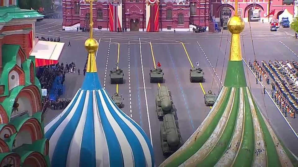 Российские космонавты Сергей Рыжиков, Алексей Зубрицкий и Олег Платонов, находящиеся на борту Международной космической станции, поздравили россиян с Днем народного единства